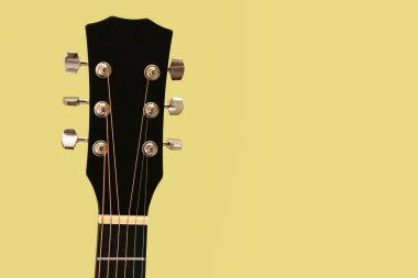 Yeşil arka planda modern siyah gitar, yakın plan