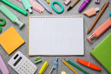 Gri grunge arkaplan üzerinde boş bir defter ve farklı okul sayfası olan kompozisyon, yakın plan