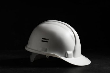 Siyah arkaplanda sert başlık, yakın plan