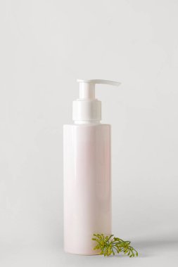 Beyaz arka planda bir şişe dereotu kozmetik ürünü, yakın plan.