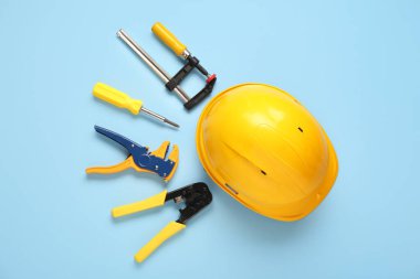 Mavi arkaplanda sarı başlık ve inşaat araçları