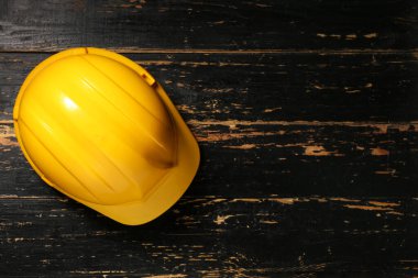 Ahşap arka planda sarı başlık