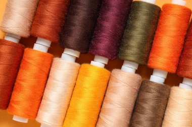 Arkaplan olarak farklı iplik makaraları