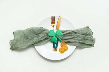 Beyaz grunge arka planda Aziz Patrick Günü kutlamaları için güzel bir masa.