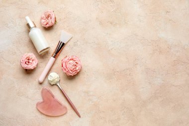 Çiçek, bir şişe kozmetik ürünü ve pembe grunge arka planda kolajen içeren haplar.