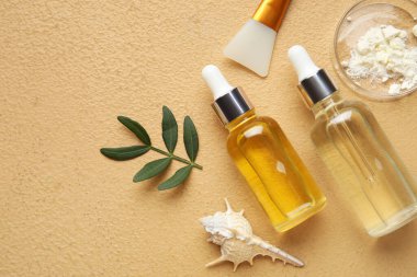 Bej grunge arka planında kozmetik ürünleri, deniz kabuğu ve kolajen tozu, yakın plan.