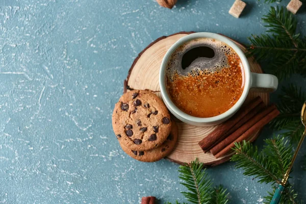 Kurabiyeli kahve, kaşık ve mavi grunge arka planda kış dekoru.