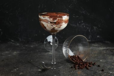 Lezzetli tiramisu bardakları ve gri grunge arkaplan malzemeleri.