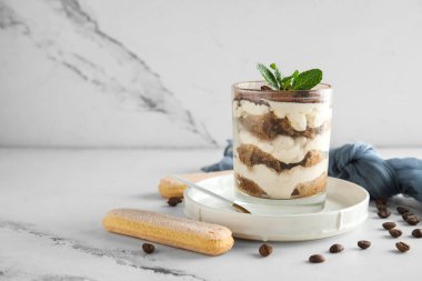 Mermer zemin üzerinde tatlı tiramisu ile cam, yakın plan