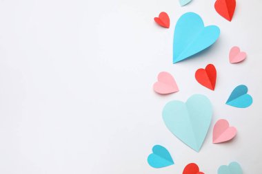 Beyaz arka planda farklı kağıt kalplere sahip kompozisyon. Sevgililer Günü kutlaması