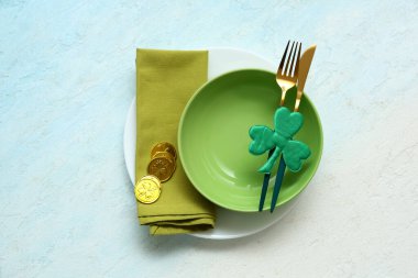 Aziz Patrick Günü kutlamaları için mavi grunge arka planda yoncalar ve sikkelerle sofra kurulacak.