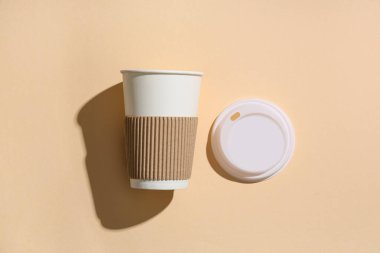 Kağıt bardak ve bej kapaklı kompozisyon