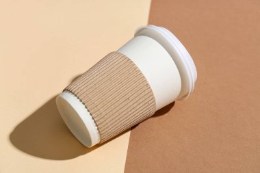 Renk arkaplanı üzerine kağıt bardak, yakın plan