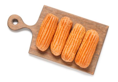 Beyaz arka planda lezzetli ekinler olan ahşap tahta.