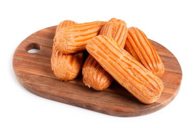 Beyaz arka planda lezzetli ekinler olan ahşap tahta.