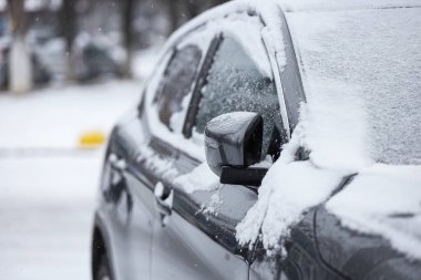 Modern araba kış günü karla kaplı, yakın plan.