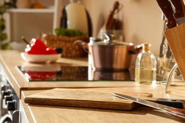 Mutfakta tezgahta bıçakla tahtayı kesmek, yakın plan.