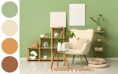 Modern oturma odasının içinde şık koltuklar, raf üniteleri, masa ve bambu sapları var. Farklı renk desenleri