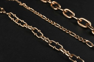 Siyah zemin üzerinde güzel zincir bilezikler