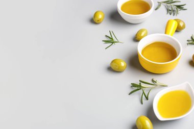 Gri arka planda taze zeytinyağlı kaseler