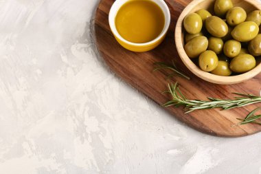 Olgun zeytinli kaseler ve hafif arka planda yağlı