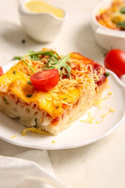 Gri arkaplanda domates soslu ve peynirli makarna.