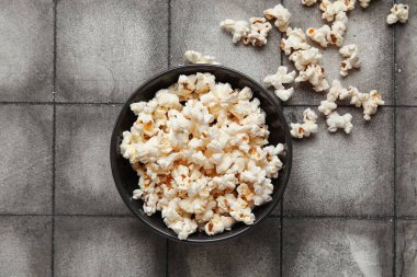 Gri fayanslı lezzetli patlamış mısırlı kase