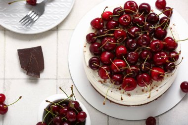 Beyaz fayanslı vişneli kek.