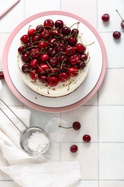 Beyaz fayanslı lezzetli vişneli kek tabağı