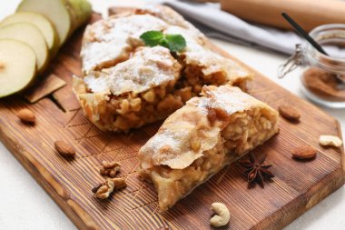 Lezzetli armutlu meyveli turta ile ahşap tahta, yakın plan.