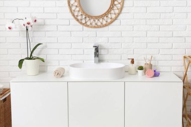 Banyo lavabosunun yanında saç derisi masaj aletleri.