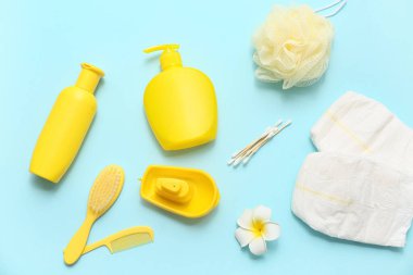 Renkli bebek için kozmetik ürünler ve banyo aksesuarları içeren kompozisyon