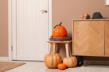 Koridorun içinde balkabakları, kapısı ve taburesi var.