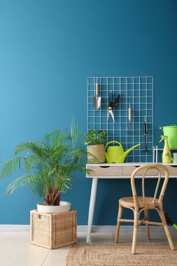 Bahçe aletleri, işyeri, tahta ve bitkilerin bulunduğu atölyenin içi