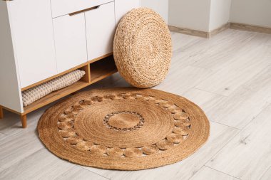 İçinde puf ve hasır halı olan çekmeceler.