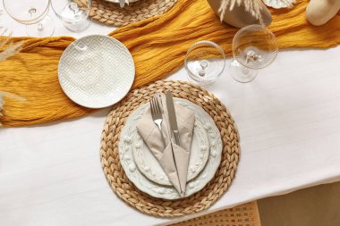 Hasır hasırlı, gözlüklü ve tabaklı zarif masa ayarı, üst görünüm