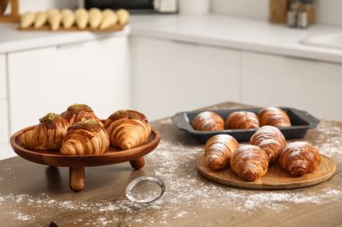 Mutfaktaki masada lezzetli kruvasan tabakları, yakın plan.