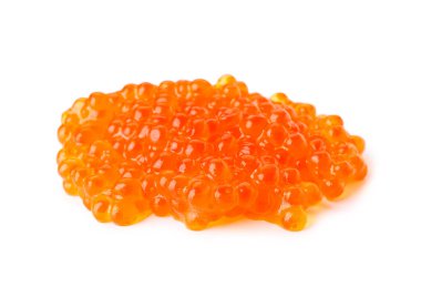 Beyaz arka planda lezzetli kırmızı havyar yığını