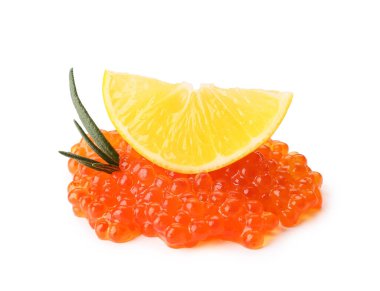 Beyaz arka planda limonlu lezzetli kırmızı havyar.