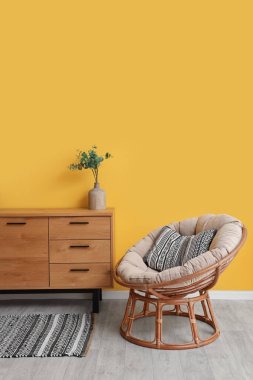 Odanın içinde ahşap klozet ve koltuk var.