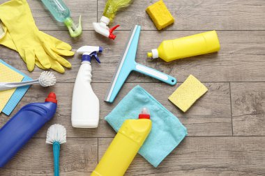 Lastik eldivenli temizlik ürünleri.