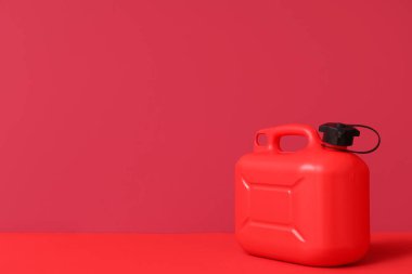 Renkli arka planda kırmızı plastik kutu