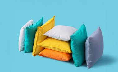 Mavi arkaplanda farklı renkli yastıklar