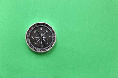 Yeşil arkaplanda modern pusula