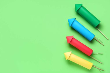 Yeşil arka planda renkli havai fişekler