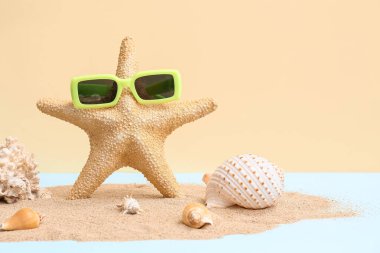 Deniz kabukları, deniz yıldızı, güneş gözlüğü ve kumlu kompozisyon renk arkaplanı