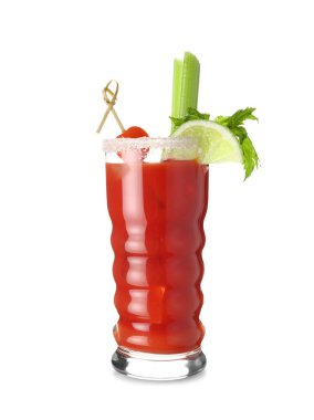 Beyaz arka planda kereviz ve limonlu Bloody Mary kokteyli.