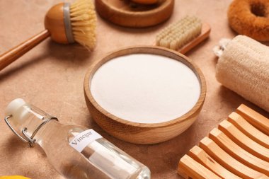 Sirkeli kabartma tozu ve bej grunge arka planda temizlik malzemeleri, yakın plan.