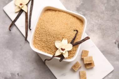 Bir kase tatlı vanilya şekeri.