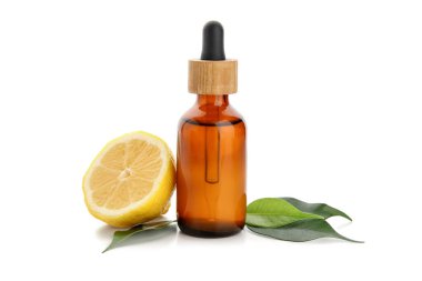 Beyaz arkaplanda izole edilmiş bir şişe limon yağı, yakın plan.